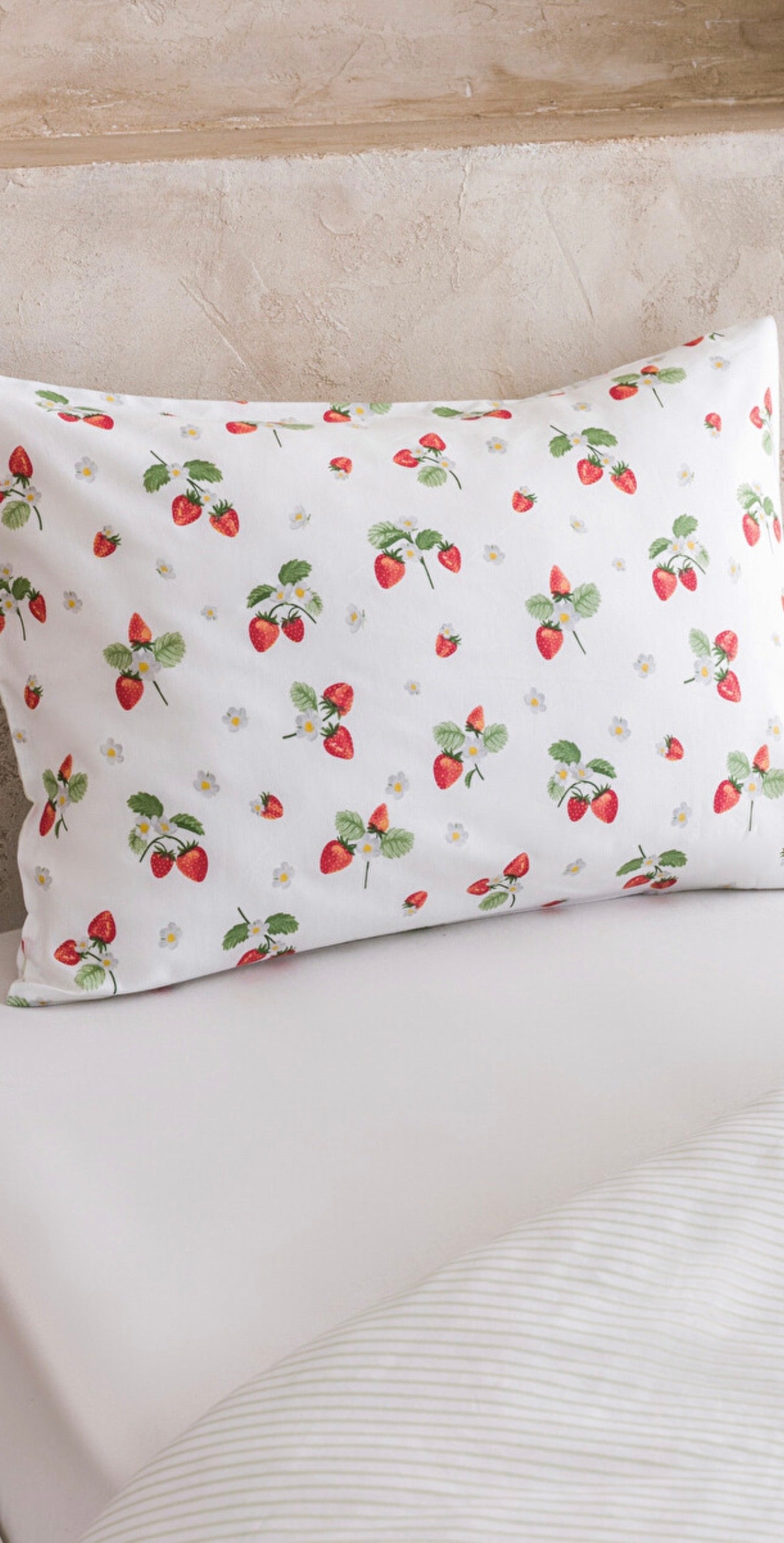 Strawberry Print Single Duvet Cover Set – 3 Pieces – Soft Cotton Blend